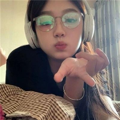 她背后的那双手